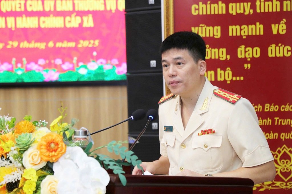 Colonel Tran Hong Quang, Deputy Director of Nghe An Provincial Police, spoke at the ceremony to announce the decision to reorganize the apparatus and organize the commune police. Photo: Ngoc Anh