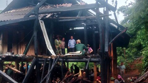 Fuerzas funcionales y personas presentes en la escena del fuego del piso en aluminio Village, Chieng Dong Commune, yen Chau District. Foto: Truong Son