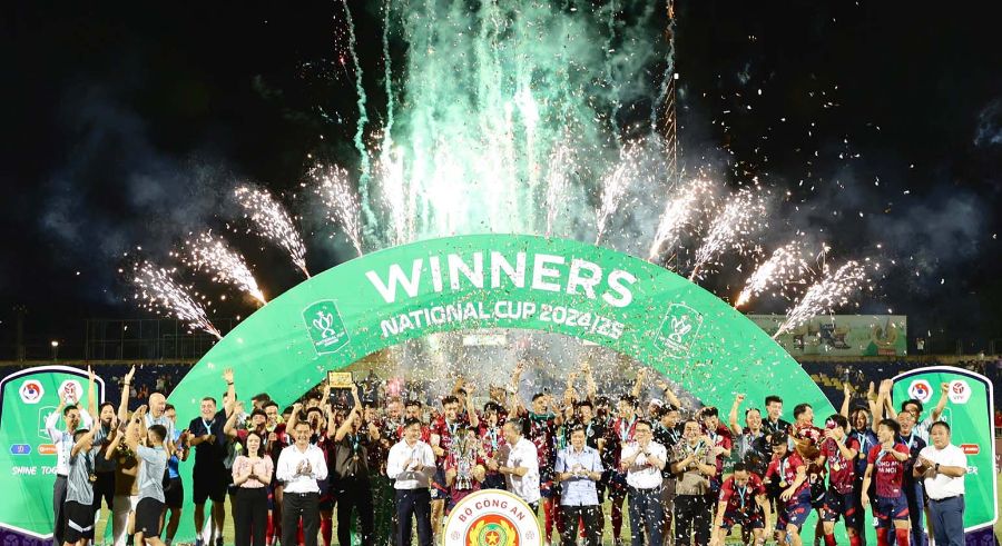 The moment Hanoi Police lifted the National Cup championship trophy. Photo: CAHN FC