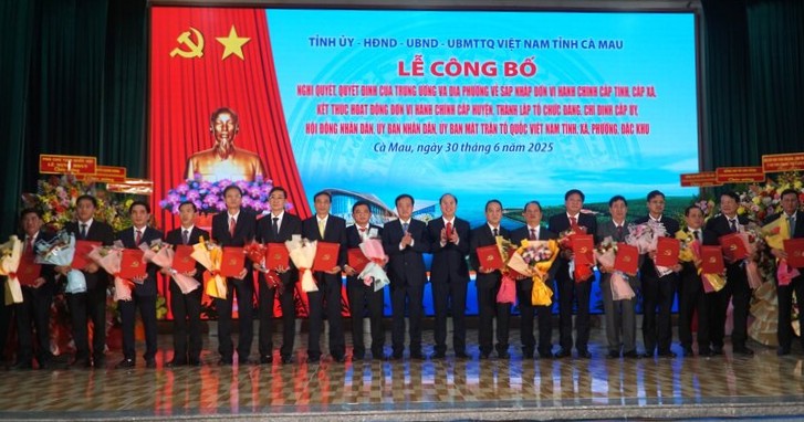 Trong ngay 30.6, Tinh uy Ca Mau cung cong bo Quyet dinh Bi thu 64 xa, phuong tinh Ca Mau. Anh: Nhat Ho