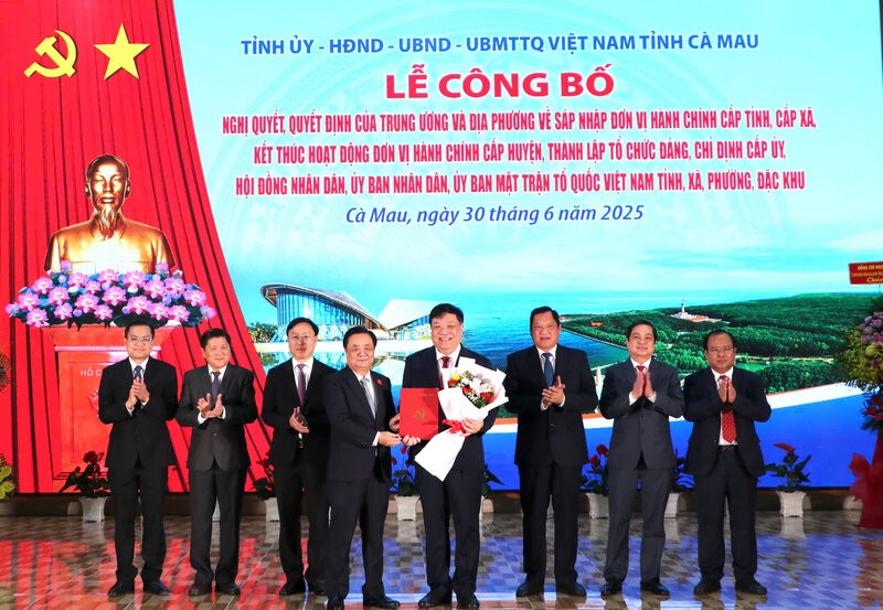 Ong Pham Thanh Ngai (nguoi cam quyet dinh) nhan Quyet dinh lam Chu tich UBND tinh Ca Mau. Anh: Nhat Ho
