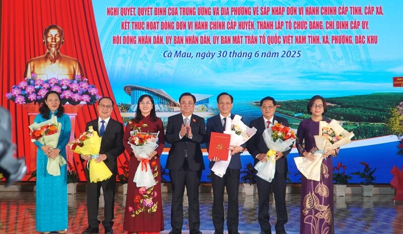 Ong Pham Van Thieu, Chu tich UBND tinh Bac Lieu (nguoi nhan quyet dinh) nhan Quyet dinh lam Chu tich HDND tinh Ca Mau. Anh: Nhat Ho