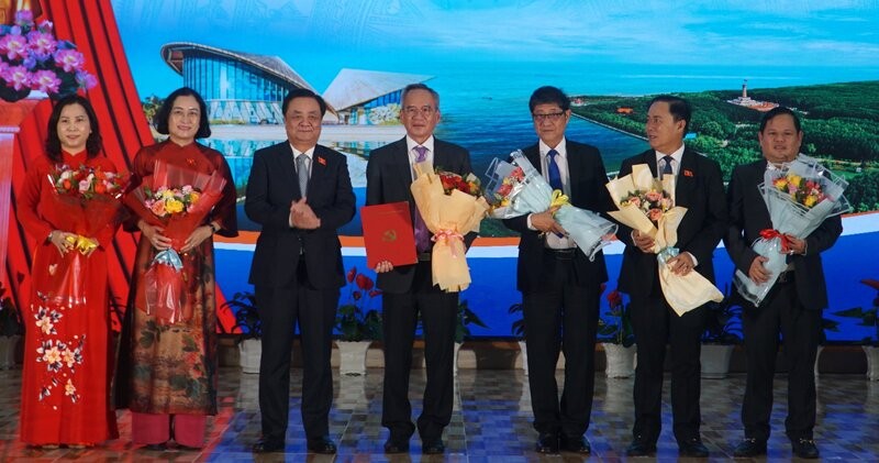 国会の副議長であるルミン・ホアンは、カサマウ州の国会議員代表団の国会議員代表団に決定を引き渡しました。写真：Nhat Ho