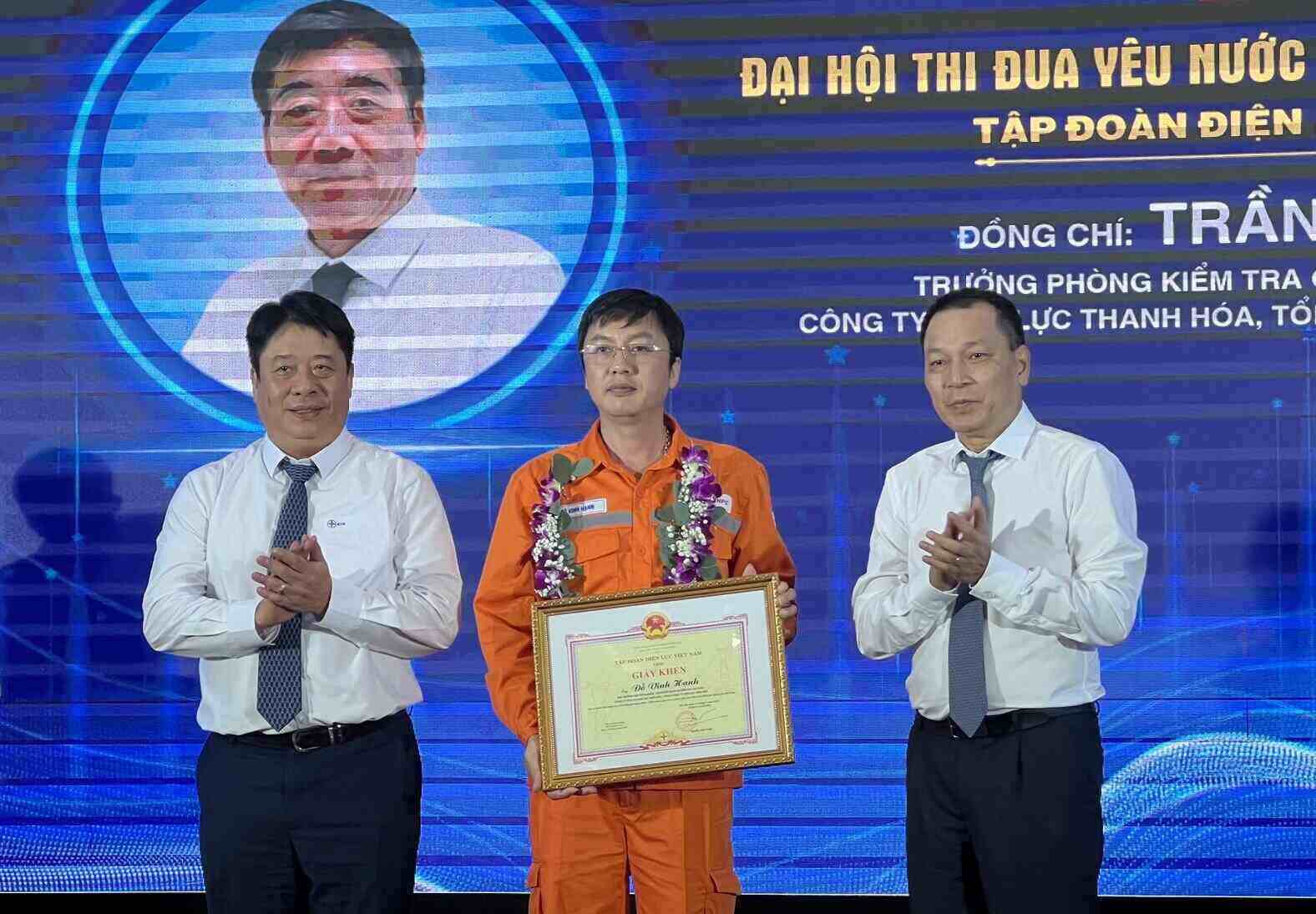 Lanh dao Tap doan trao khen thuong cho dien hinh tien tien giai doan 2020-2025. Anh: Kieu Vu