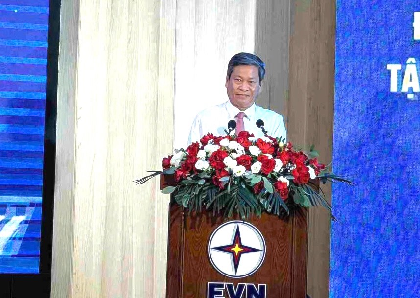 후인 탄 쑤언 베트남 노동총연맹 부위원장이 베트남 전력 그룹이 주최한 2025-2030년 제5회 애국 경쟁 대회에서 연설하고 있습니다. 사진: 끼에우 부