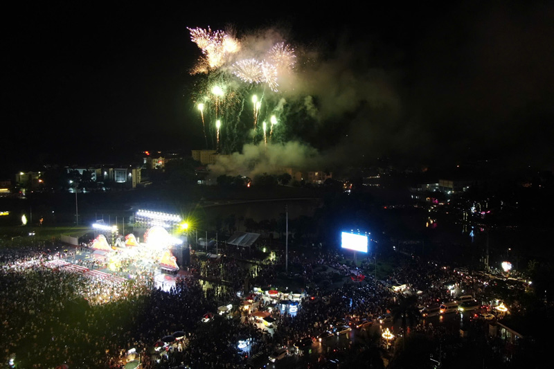 The eye-catching fireworks display celebrates the newly established Lao Cai province. Photo: Van Duc