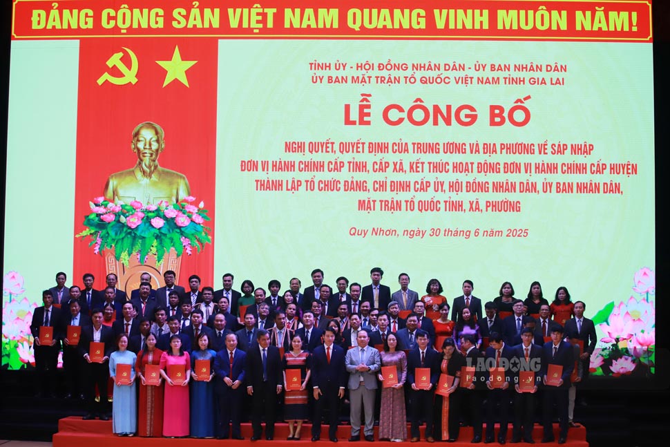 Gia Lai省のコミューン、区の党委員会書記が決定を受け取ったばかり。写真:ホアイ・フオン