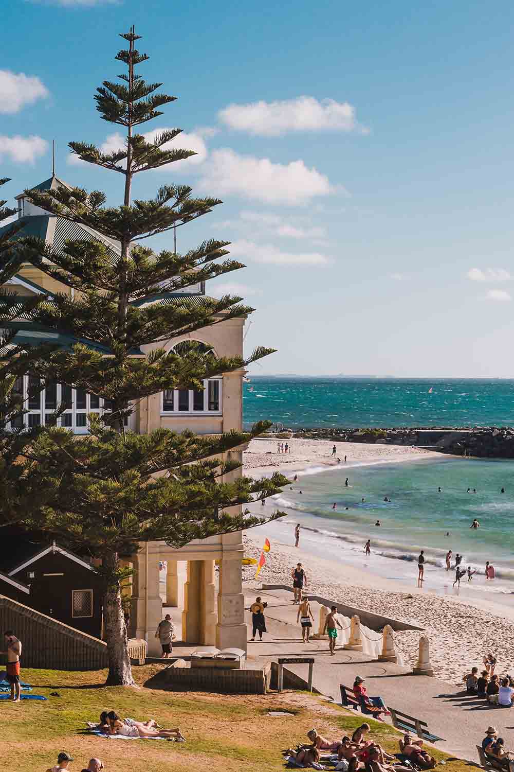 Cottesloe Beach la diem den ly tuong cho nhung ai yeu thich boi loi, tan huong buoi chieu long gio.
