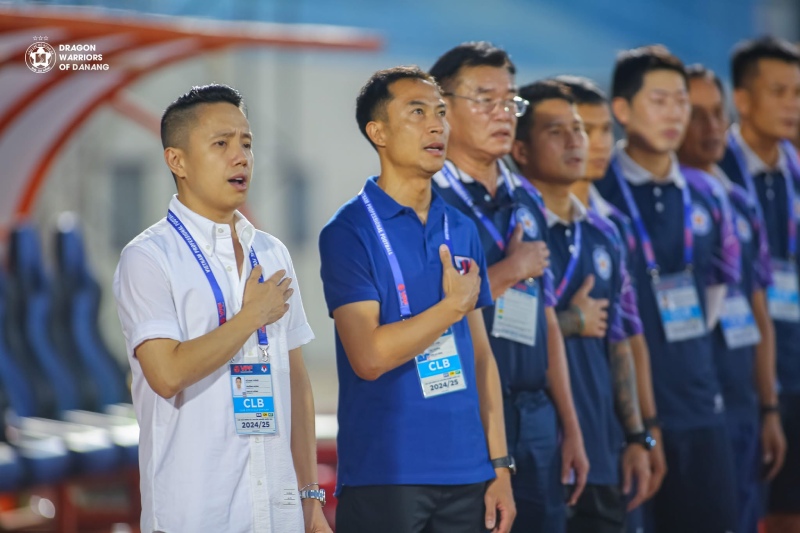 Mr. Vu Nam Thang - Chairman of SHB Da Nang Club (in white shirt) and the team's coaching staff. Photo: DNFC