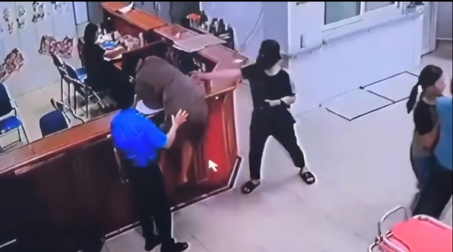 Nguoi dan ong hanh hung nu dieu duong Benh vien Huu nghi Da khoa Nghe An. Anh cat tu clip