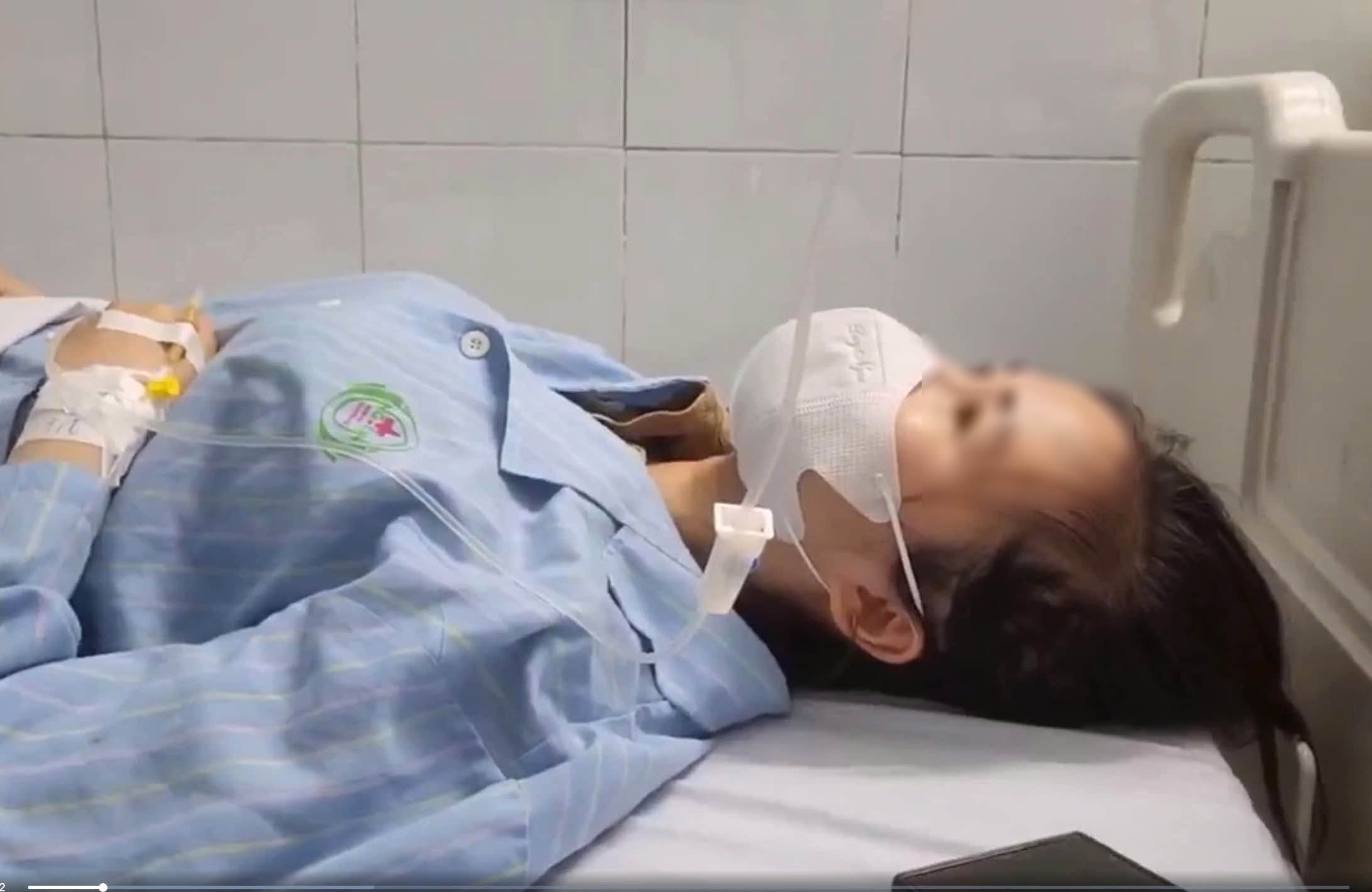 nurse Nguyen Thi An (Nghe An General Hospital) had to be hospitalized for treatment after being assaulted by a patient's family. Photo: Hai Dang