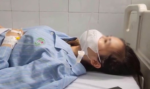 Điều dưỡng Nguyễn Thị An (Bệnh viện Hữu nghị Đa khoa Nghệ An) phải nằm viện điều trị sau khi bị người nhà bệnh nhân hành hung. Ảnh: Hải Đăng