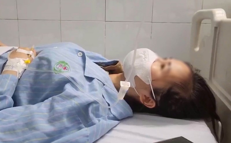 nurse Nguyen Thi An (Nghe An General Hospital) had to be hospitalized for treatment after being assaulted by a patient's family. Photo: Hai Dang