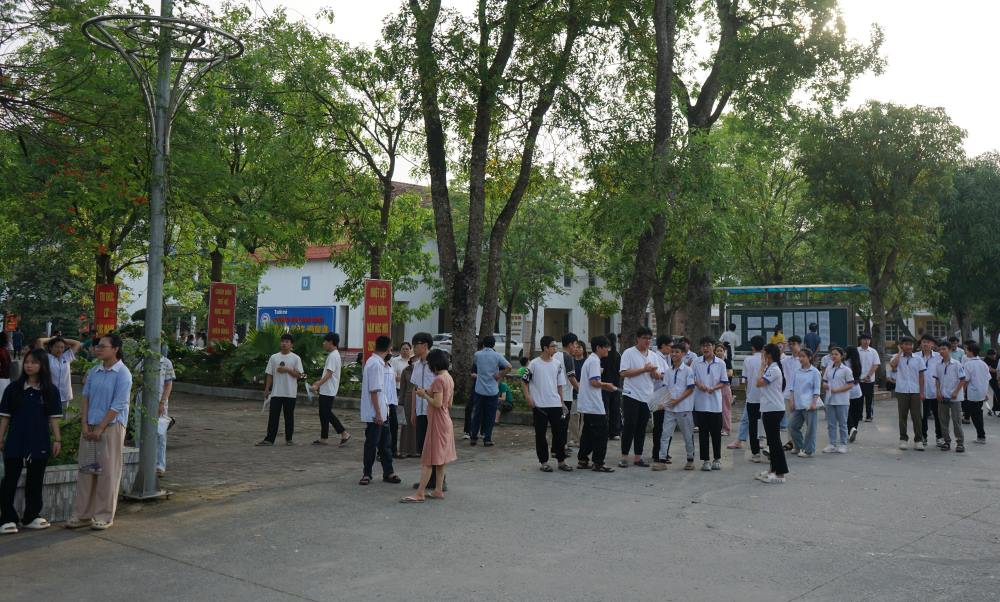 Các thí sinh bước vào khu vực thi tại Trường THPT Hàm Rồng. Ảnh: Quách Du
