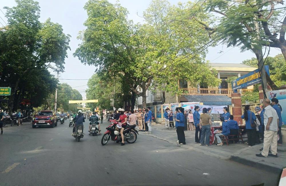 Lực lượng chức năng điều tiết giao thông tại khu vực điểm thi Trường THPT Tô Hiến Thành. Ảnh: Quách Du