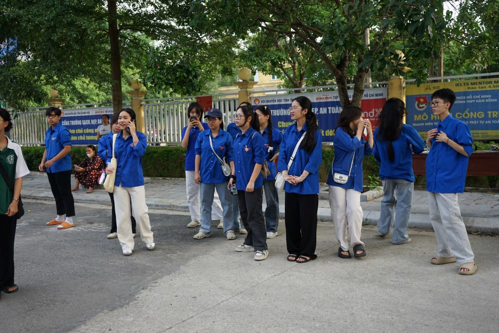 Sinh viên tình nguyện có mặt ở các điểm thi sẵn sàng hỗ trợ thí sinh. Ảnh: Quách Du