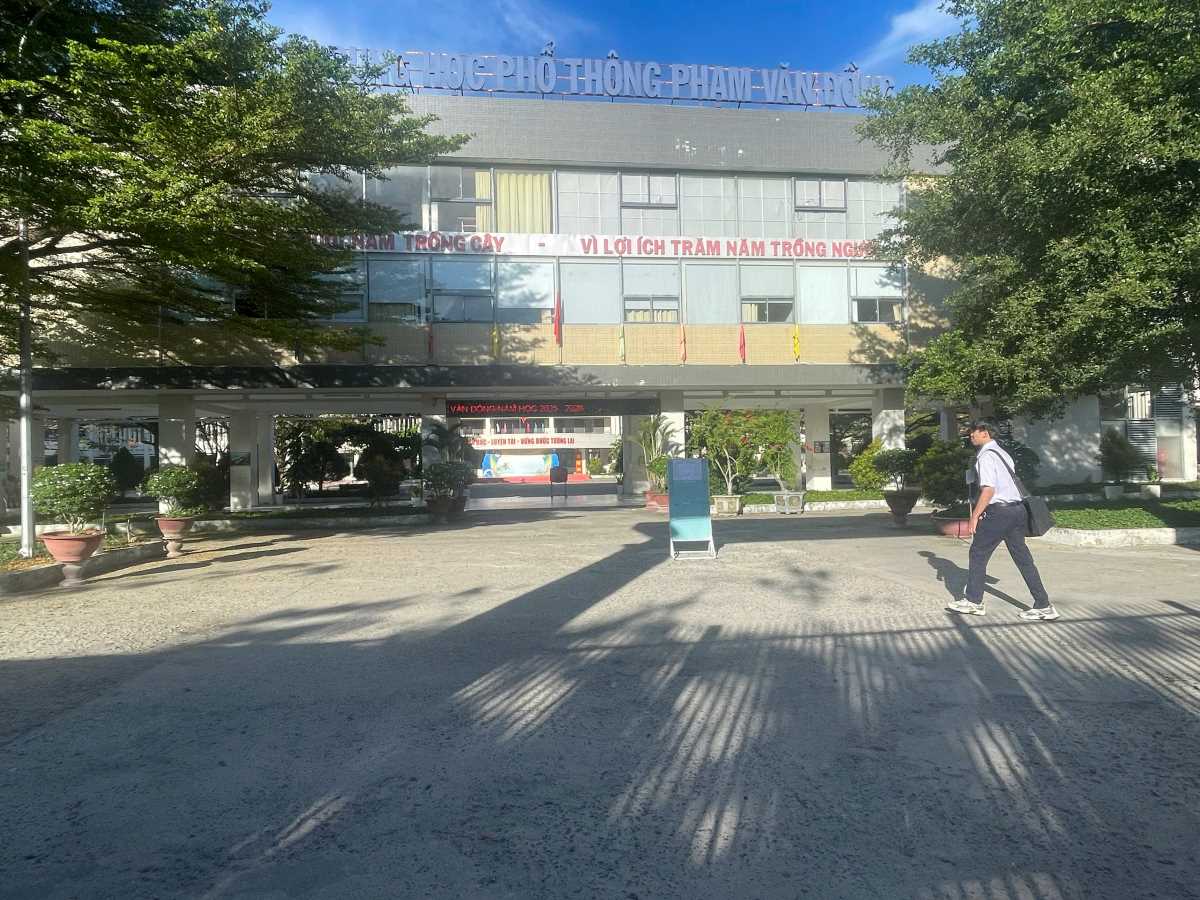 The last candidates entered the Pham Van Dong High School exam location to take the 10th grade exam in Nha Trang City. Photo: Phuong Linh