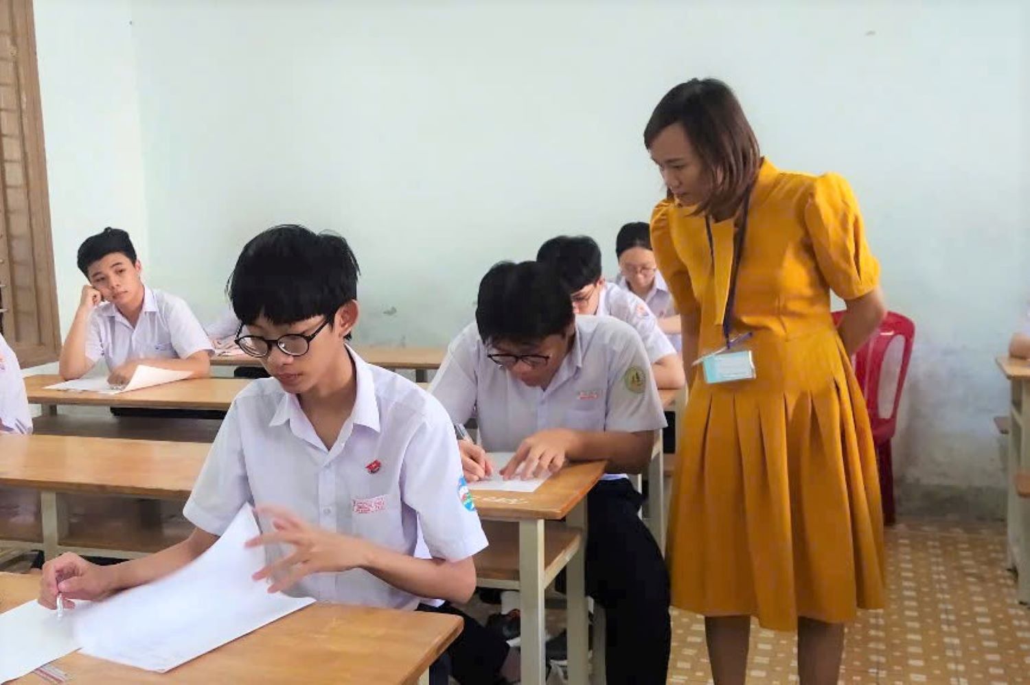 Sáng 3.6, các thí sinh tham dự kỳ thi lớp 10 tại Khánh Hòa bước vào môn thi đầu tiên, môn Ngữ Văn. Ảnh: Phương Linh