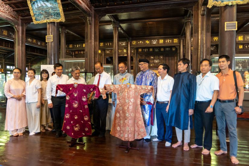 El Centro de Conservacion de Monumentos de Hue acaba de recibir dos camisas preciosas que pertenecian a la reina de la emperatriz del Palacio: la madre del rey Bao Dai. Foto: Tran Thien