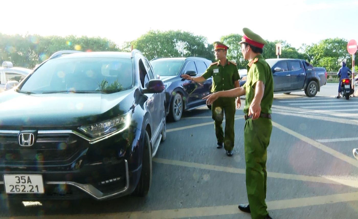 phân luồng giao thông. Ảnh: Xuân Hùng
