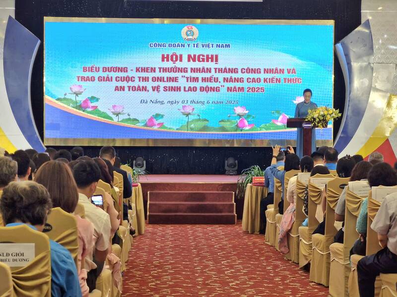 La Union de Salud de Vietnam celebro una conferencia para alabar a 194 trabajadores, funcionarios y buenos trabajadores en todo el pais. Foto: Thu Giang