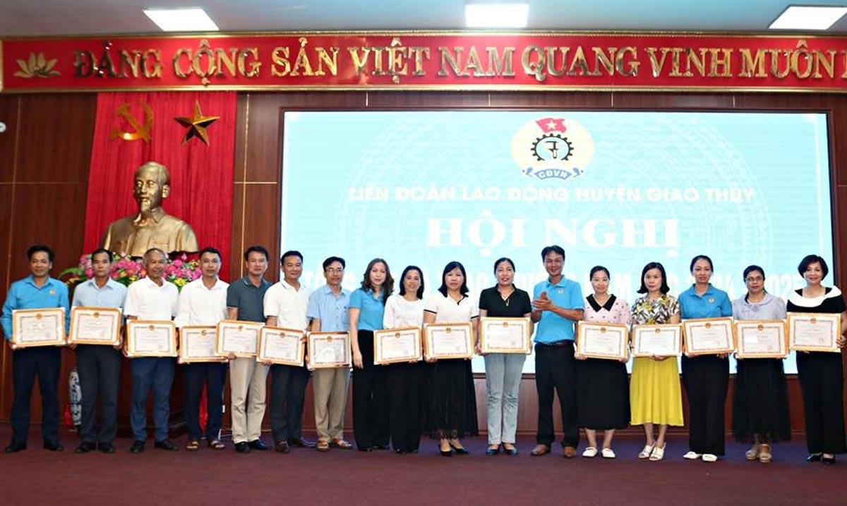 Giao Thuy District Labor Federation (Nam Dinh Province) announced the Decision to dissolve and terminate the activities of 111 grassroots unions. Photo: Giao Thuy District Portal