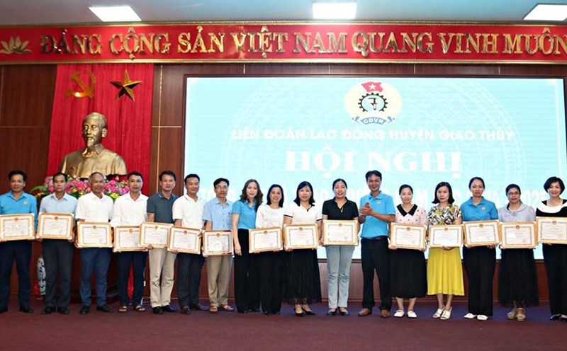 Giao Thuy District Labor Federation (Nam Dinh Province) announced the Decision to dissolve and terminate the activities of 111 grassroots unions. Photo: Giao Thuy District Portal