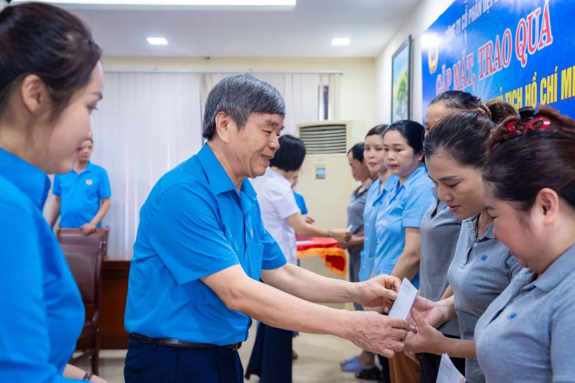 La compañia de acciones conjuntas de textiles y prendas de vestir regularmente se encarga y ofrece obsequios para apoyar a los trabajadores en circunstancias dificiles. Foto: Quang an