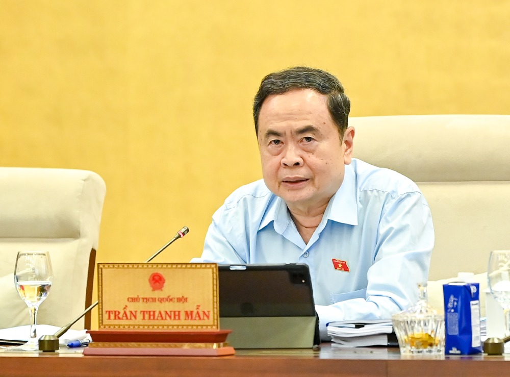 정치국 위원 국회 의장 Tran Thanh Man은 행정 단위 기구를 배치할 때 공공 본부 잉여 자산 문제에 대해 우려하고 있습니다. 사진: Pham Dong