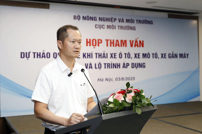 Phó Cục trưởng Cục Môi trường Lê Hoài Nam thông tin về áp dụng quy chuẩn khí thải phương tiện ô tô. Ảnh: Khương Trung