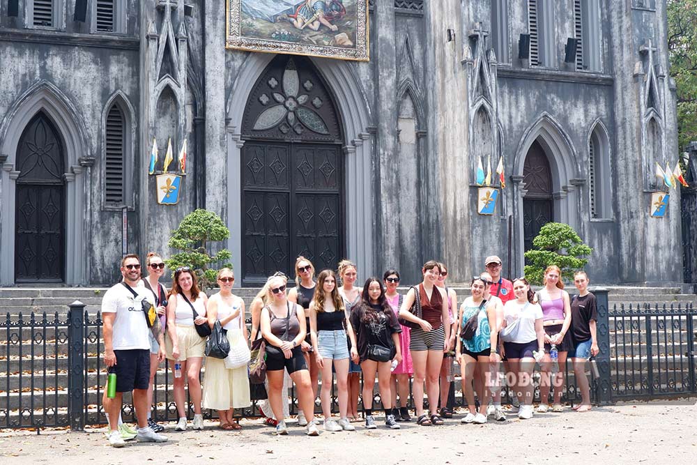El pronostico de temperatura en Hanoi y las provincias del norte disminuira ligeramente despues del calor intenso, atrapando la lluvia de enfriamiento de 3.6. Foto: Mai Phuong