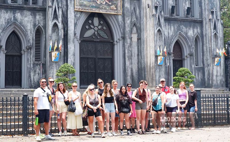 Temperature in Hanoi and the Northern provinces is forecast to decrease slightly after a severe heat wave, welcoming cooling rain from June 3. Photo: Mai Phuong