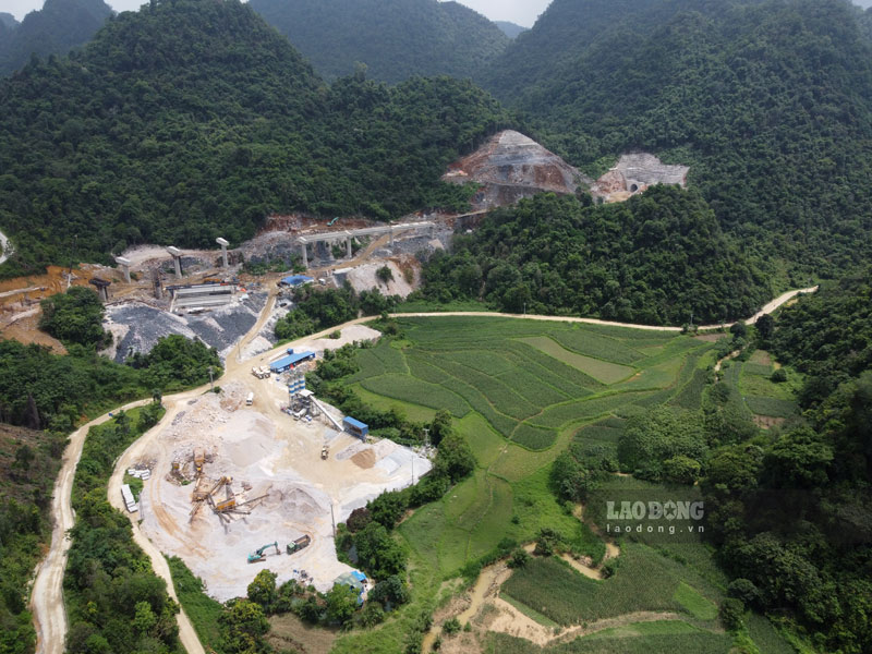 El proceso de construccion de Dong Dang - Tra Linh Highway esta causando muchos escandalos en la opinion publica. Foto: Tan Van