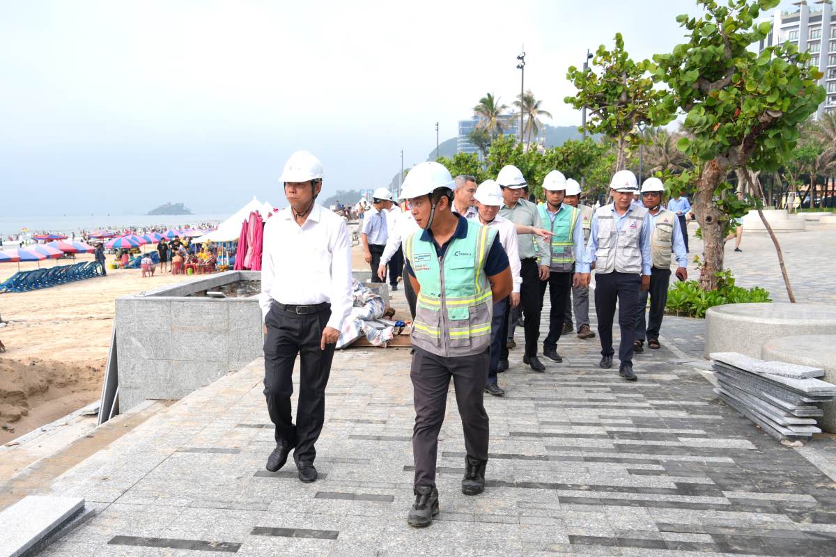 Ông Nguyễn Văn Thọ - Chủ tịch UBND tỉnh Bà Rịa  - Vũng Tàu kiểm tra tiến độ thi công dự án chỉnh trang trục đường Thùy Vân sáng 3.6. Ảnh: Thành An