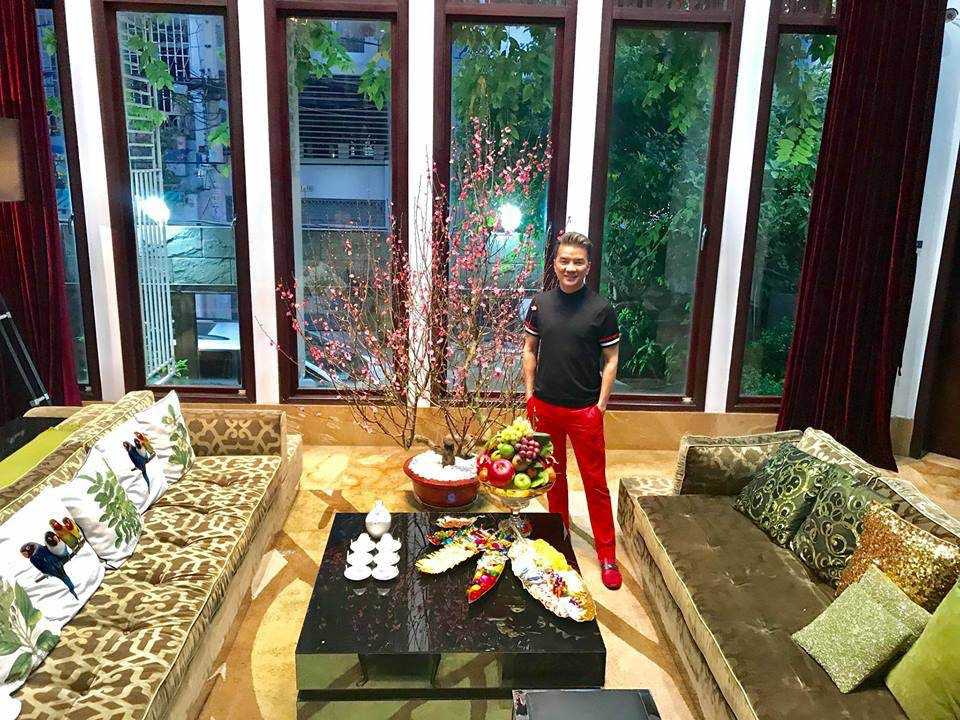 Phong khach duoc nam ca si bo tri voi sofa co lon va bai tri them nhieu phu kien khac.