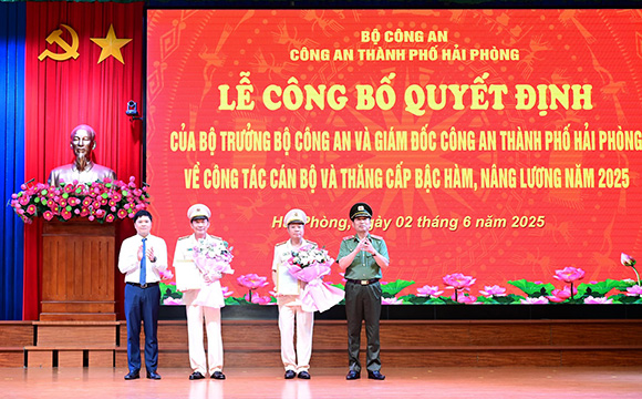 Leaders of the City People's Committee and leaders of Hai Phong City Police presented the decision and presented flowers to congratulate Colonel Dao Quang Truong and Colonel Le Nguyen Truong on their voluntary retirement and retirement benefits. Photo: Hai Phong Police