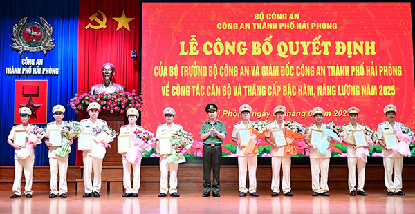 Thieu tuong Vu Thanh Chuong, Giam doc Cong an TP trao quyet dinh cho cac dong chi lanh dao duoc nghi cong tac, huong che do huu tri. Anh: Cong an Hai Phong