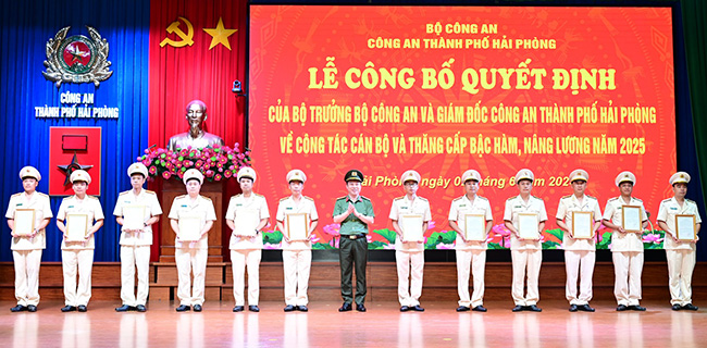 Dai ta Le Trung Son, Pho Giam doc Cong an TP trao quyet dinh thang cap bac ham, nang luong cho cac dong chi lanh dao, chi huy cac don vi. Anh: Cong an Hai Phong