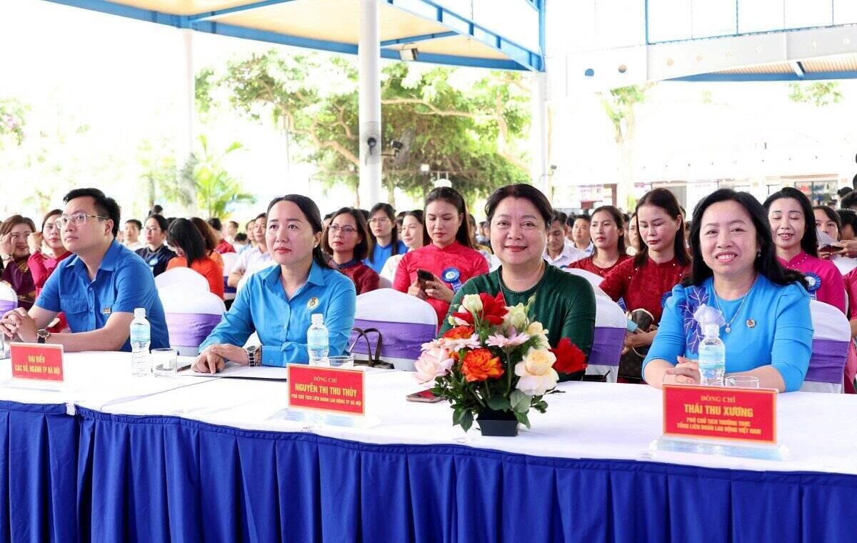 Permanent Vice President of the Vietnam General Confederation of Labor Thai Thu Xuong (far right) attended the Ceremony to honor exemplary families of workers, civil servants, and laborers in the capital in 2025; honoring children of workers, civil servants, and laborers with high achievements and overcoming difficulties to study well in the 2024-2025 school year organized by the Hanoi City Labor Federation. Photo: Manh Quan