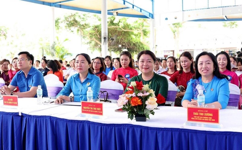 Permanent Vice President of the Vietnam General Confederation of Labor Thai Thu Xuong (far right) attended the Ceremony to honor exemplary families of workers, civil servants, and laborers in the capital in 2025; honoring children of workers, civil servants, and laborers with high achievements and overcoming difficulties to study well in the 2024-2025 school year organized by the Hanoi City Labor Federation. Photo: Manh Quan