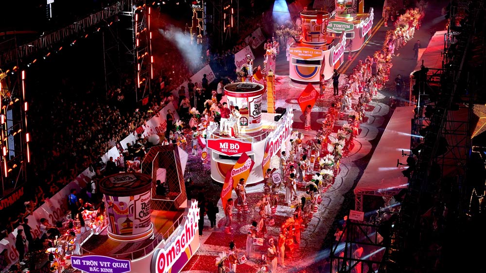 350 professional dancers, 5 giant parade cars representing 5 delicious dishes from 5 countries in the new collection "Asian Xa Xa Khan" by Omachi to travel on Le Loi Boulevard. Photo: Hong Van