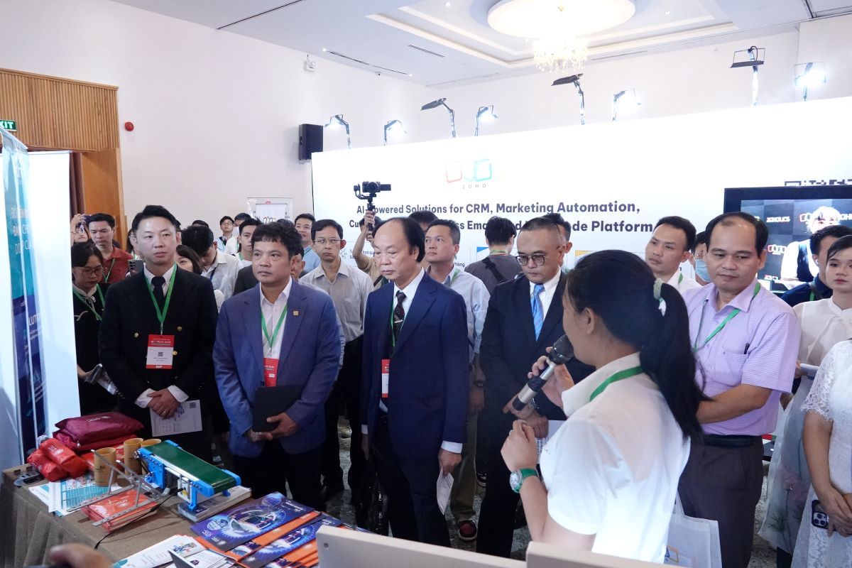 Tac nhan AI la yeu to khong the thieu trong viec van hanh, hoat dong cua cac doanh nghiep. Nhieu doanh nghiep du Biztech 2025 da gioi thieu san pham den khach tham quan. Anh: Nguyen Dang