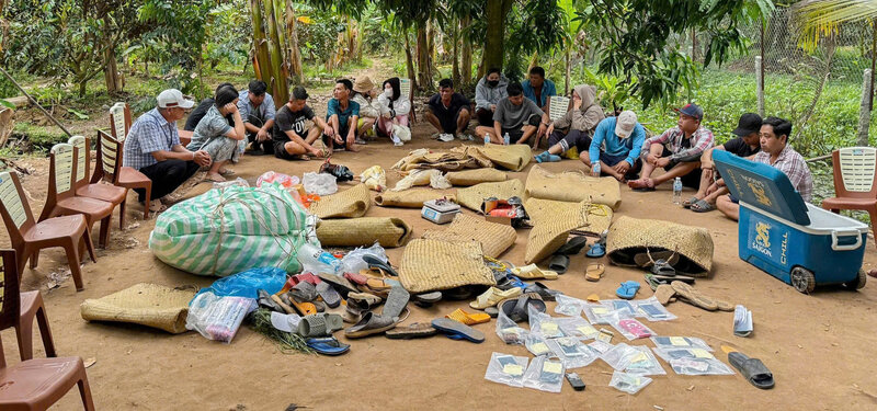 Vinh Long police caught 17 subjects red-handed for cockfighting for money in Tra On district. Photo: Provided by the police