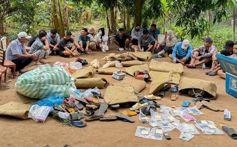 Vinh Long police caught 17 subjects red-handed for cockfighting for money in Tra On district. Photo: Provided by the police