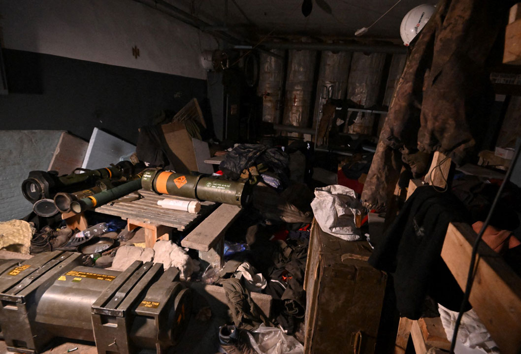 Armas del ejercito ucraniano almacenados en el refugio bajo la fabrica de acero de hierro y acero de Azovstal en Mariupol. Foto: AFP