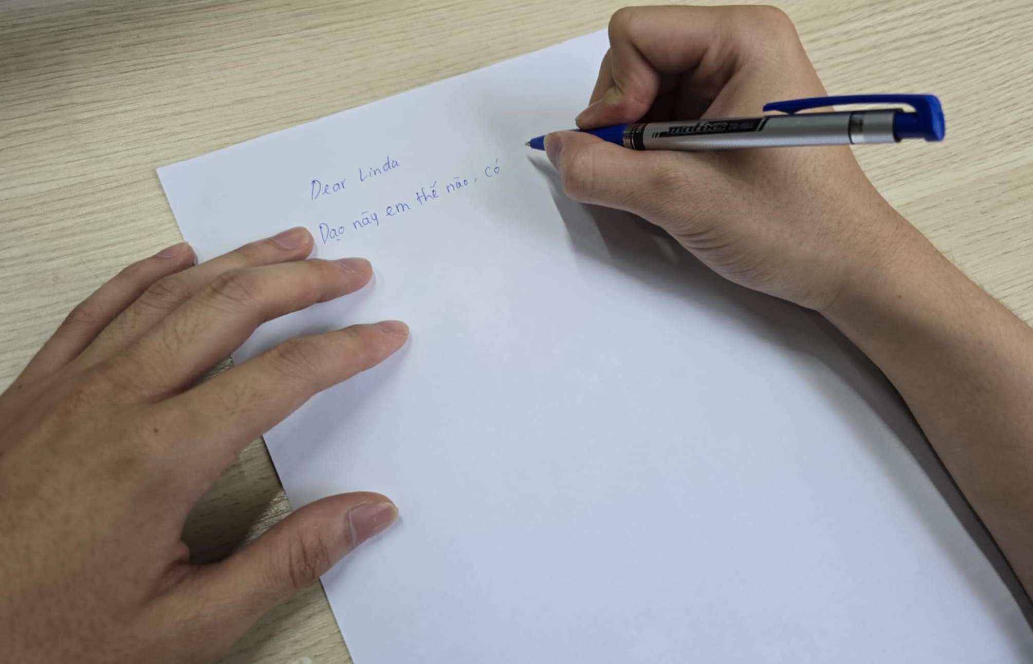 Handwritten letters will help couples bond and understand each other more. Photo: Tuan Dat
