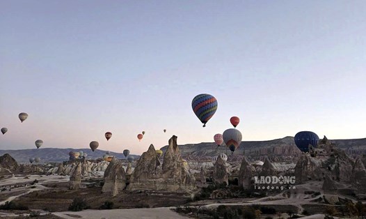 Khách du lịch trải nghiệm bay khinh khí cầu tại Cappadocia, Thổ Nhĩ Kỳ. Ảnh: Quỳnh Chi