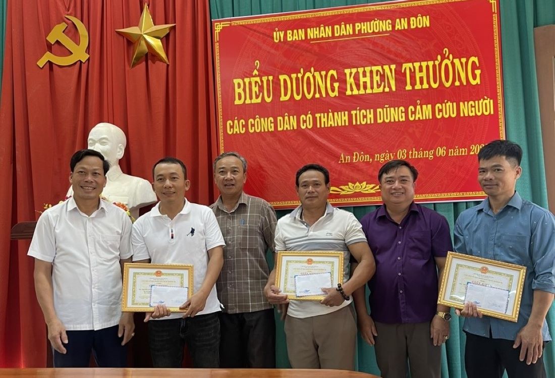 3 hombres recibieron certificados de merito por la valiente accion para salvar a los ahogamientos. Foto: Han Nguyen