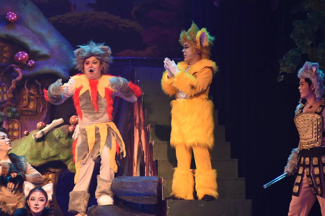 Meritorious Artist Minh Nhi plays Hoang Meo in "Tuyen than tien 3: Cong chua Nguoi To & Vuong quoc Meo Meo". Photo: Provided stage