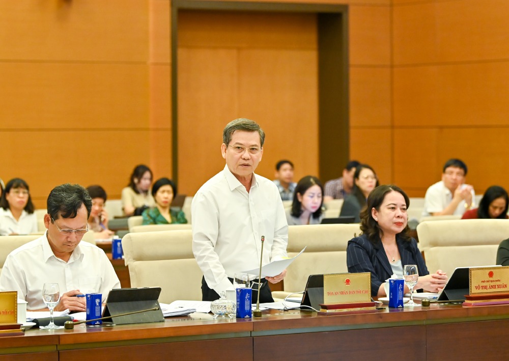 Chief Justice of the Supreme People's Court Le Minh Tri informed about two very strong fluctuations in the court sector. Photo: Pham Dong